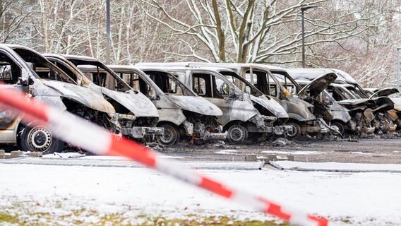 Mehrere ausgebrannte Fahrzeuge stehen auf dem Gelände der Landesaufnahmebehörde Niedersachsen Standort Braunschweig. © dpa-Bildfunk/Moritz Frankenberg Foto: Moritz Frankenberg