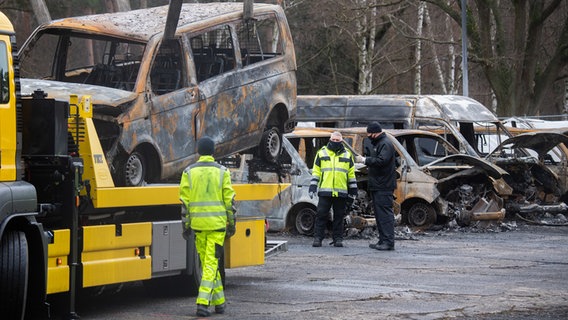 Braunschweig: Ein ausgebranntes Fahrzeug wird auf dem Gelände der niedersächsischen Landesaufnahmebehörde abgeschleppt. © dpa-Bildfunk Foto: Julian Stratenschulte