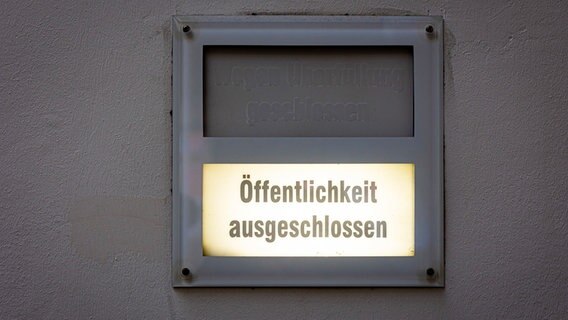 Ein Schild mit der Aufschrift "Öffentlichkeit ausgeschlossen" leuchtet am Eingang zum Saal 141 im Landgericht Braunschweig. © dpa-Bildfunk Foto: Moritz Frankenberg
