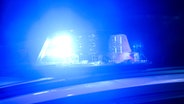 Blaulicht eines Polizei-Fahrzeugs leuchtet. (Themenbild) © Julian Stratenschulte/dpa Foto: Julian Stratenschulte/dpa
