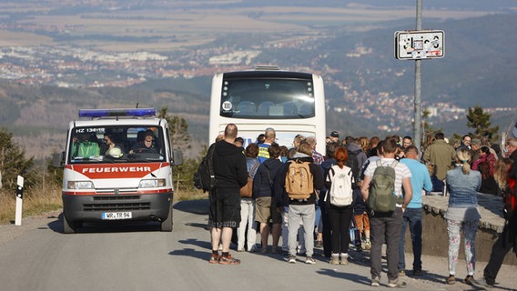 Ausflügler werden mit Bussen vom Brocken evakuiert. © dpa-Bildfunk Foto: Matthias Bein