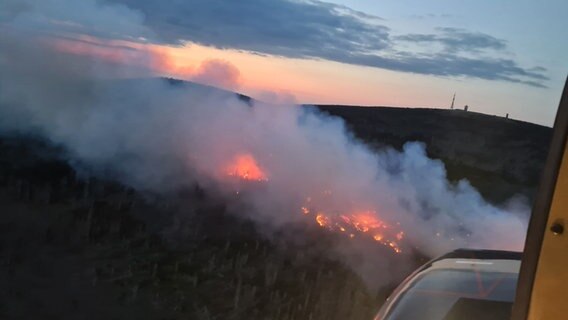 Eine Luftaufnahme zeigt einen Waldbrand im Harz. © Bundespolizeipräsidium 