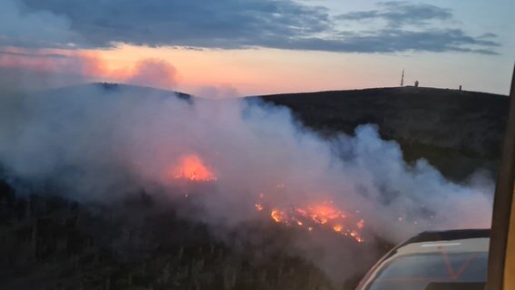 Von einem Aussichtspunkt aus, ist ein Waldbrand am Brocken zu sehen. © Bundespolizei/Bundespolizeipräsidium Potsdam/dpa 