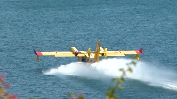 Ein Löschflugzeug beim Auftanken von Wasser. © NonstopNews Foto: NonstopNews