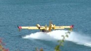 Ein Löschflugzeug beim Auftanken von Wasser. © NonstopNews Foto: NonstopNews