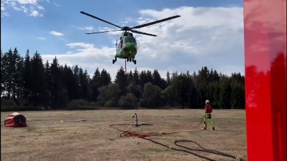 Ein Hubschrauber landet auf einer Wiese. © NonstopNews 