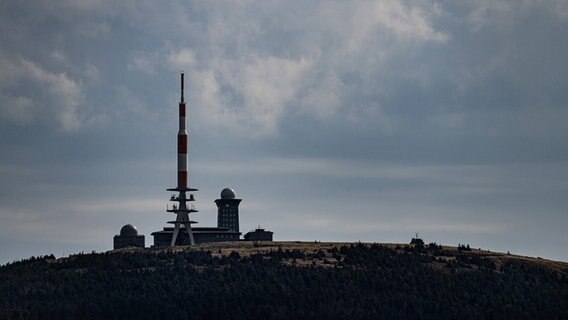 Dunkle Wolken ziehen über das Brockenplateau im Harz. © picture alliance/dpa | Swen Pförtner Foto: Swen Pförtner