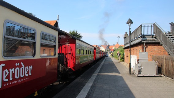 Die Brockenbahn steht am Bahngleis Wernigerode. © NDR Foto: Eva Werler