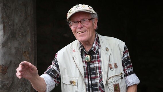 Der 88-jährige "Brocken Benno", der eigentlich Benno Schmidt heißt, feiert seinen Geburtstag mit dem 888. Brockenbesuch und zahlreichen Personen. © dpa - Bildfunk Foto: Matthias Bein