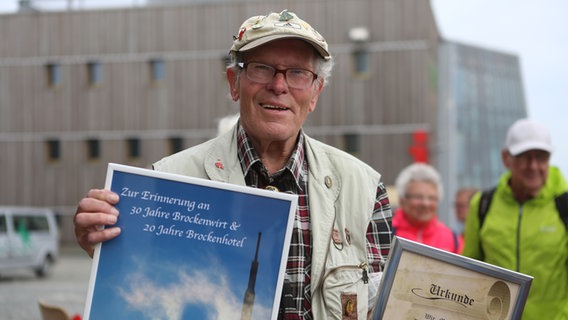 Der 88-jährige "Brocken Benno", der eigentlich Benno Schmidt heißt, feiert seinen Geburtstag mit dem 888. Brockenbesuch und zahlreichen Personen. © dpa - Bildfunk Foto: Matthias Bein