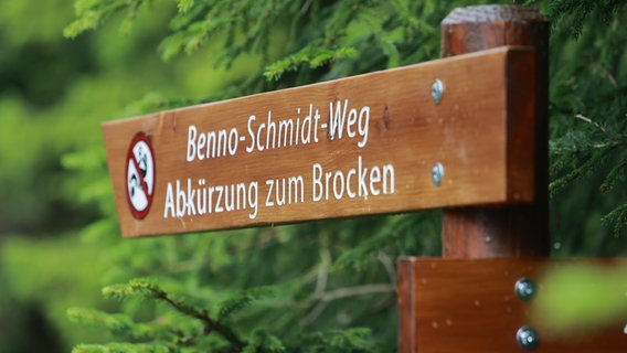 Blick auf ein Schild für den Benno Schmidt Weg am Brocken im Harz. © dpa-picture alliance Foto: Matthias Bein