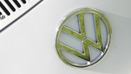 VW-Emblem an einem Bulli T2. © NDR Foto: Tino Nowitzki