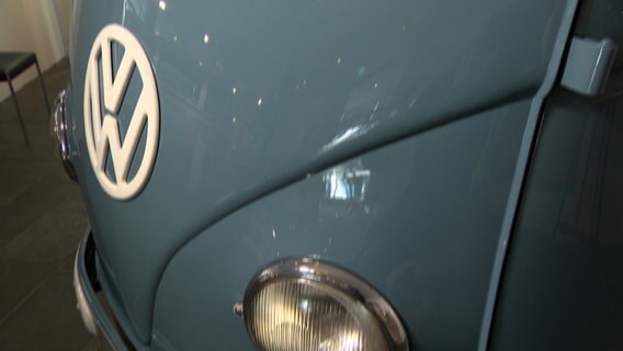 Ein blauer VW Bulli mit weißem VW-Zeichen. © NDR Foto: Henning Orth