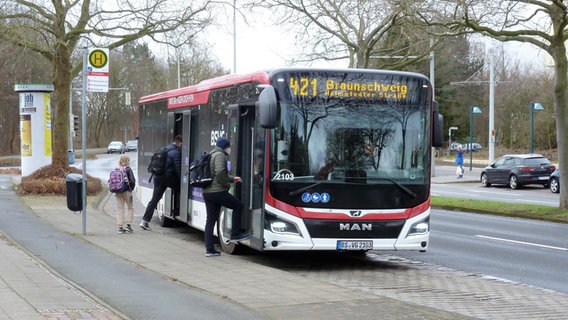 Ein Nahverkehrsbus fährt durch Braunschweig. © BSVG 