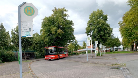 Ein Bus steht an der Bushaltestelle in Holzminden. © NDR Foto: Julia Henke