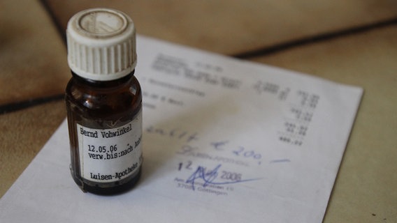 Ein Arzneimittel steht auf einem Rezpt. © NDR Foto: Marco Schulze