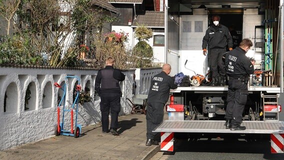 Polizisten bei einer Durchsuchung in Salzgitter. © dpa-Bildfunk Foto: Rudolf Karliczek