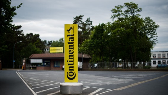 Ein Schild mit der Aufschrift "Continental" steht vor einem Werk von Continental Teves in Gifhorn. © picture alliance/dpa | Julian Stratenschulte Foto: Julian Stratenschulte