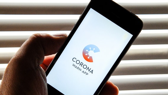 Auf einem Smartphone läuft eine Corona Warn-App. © dpa-Bildfunk Foto: Stefan Jaitner