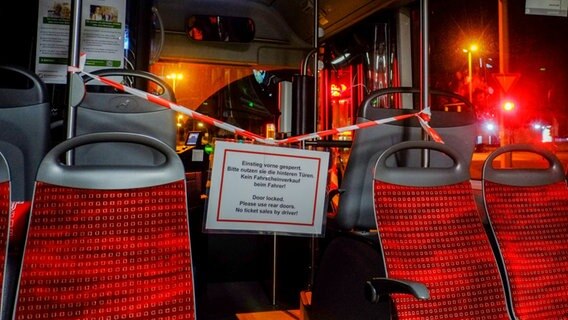 Der Fahrerbereich in einem Bus ist abgesperrt. © dpa-Bildfunk 