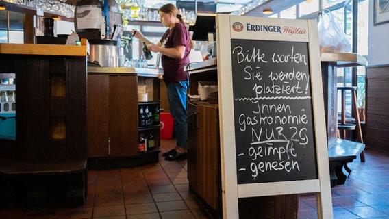 Eine Tafel in einem Gastronomiebetrieb in Braunschweig weist auf die 2G-Regel hin. © dpa-Bildfunk Foto: Julian Stratenschulte