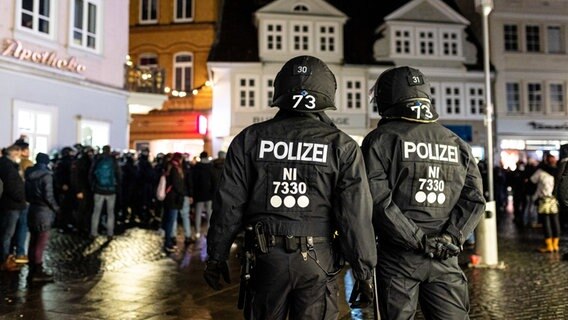 Das Bild zeigt Polizisten die einer Gruppe Menschen in Braunschweig gegenüberstehen, die sich nicht an die Corona-Regeln halten. © dpa-Bildfunk Foto: Moritz Frankenberg