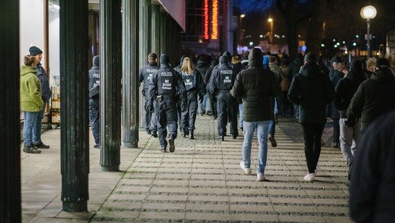 Die Polizei beobachtet Impfgegner, Querdenker und Corona-Leugner während einer unangemeldeten Veranstaltung mit mehreren Personen als Protest gegen die staatlichen Corona-Maßnahmen. © dpa-Bildfunk Foto: Ole Spata