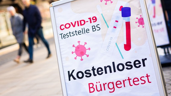 Ein kostenloser Bürgertest auf das Coronavirus wird auf einem Aufsteller in der Braunschweiger Innenstadt beworben. © picture alliance/dpa/Moritz Frankenberg Foto: Moritz Frankenberg