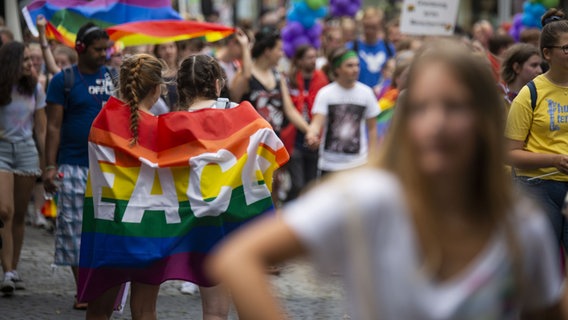 Zahlreiche Menschen demonstrieren beim Christopher Street Day in Braunschweig. © picture alliance / ZUMAPRESS.com | Jannis Grosse 