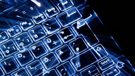 Aufnahme (mit Zoomeffekt) einer beleuchteten Tastatur. © dpa-Bildfunk 