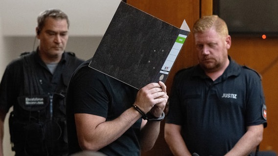 Ein Angeklagter in einem Betrugsprozess geht im Landgericht Göttingen zur Anklagebank. © dpa Foto: Swen Pförtner