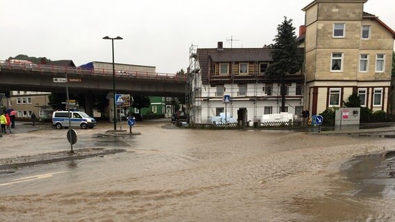 Eine überflutete Straße in Bad Harzburg. © NDR Foto: Lydia Callies