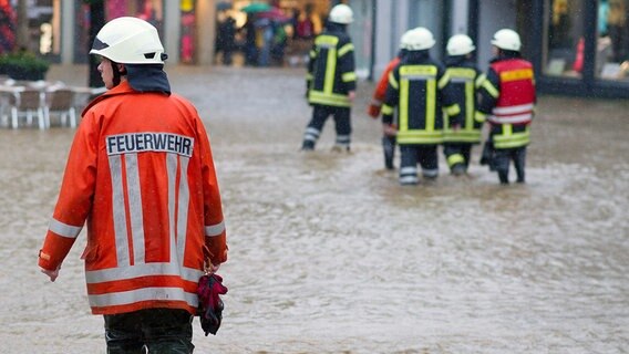 Einsatzkräfte der Feuerwehr in der überfluteten Altstadt von Goslar. © dpa-Bildfunk Foto: Swen Pförtner