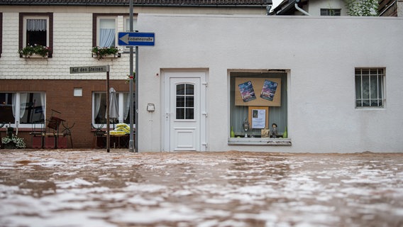 Hochwasser steht am in Rhüden am Harz bis an das Fensterbrett eines Hauses. © picture alliance/dpa Foto: Silas Stein