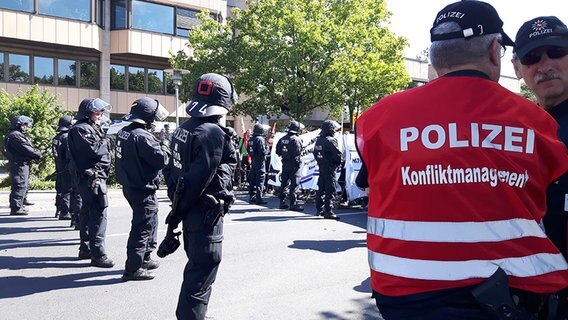 Einsatzkräfte der Polizei stehen während einer Demonstration an einer Straße. © NDR Foto: Wieland Gabcke