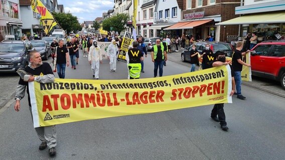 Menschen bei einer Demonstration gegen ein Atommüll-Zwischenlager nahe der niedersächsischen Grenze. © NDR Foto: Wilhelm Purk