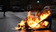 Eine Mülltonne brennt bei einer Demonstration "Göttinger Bündnisses gegen Rechts" gegen Querdenker und extreme Rechte. © dpa Foto: Swen Pförtner