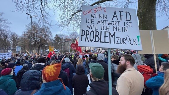 Bei einer Demo in Göttingen hält ein Mensch ein Plakat mit der Aufschrift: "Wenn AfD die Antwort ist, will ich mein Problem zurück." © NDR Foto: Jan Fragel