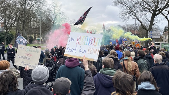 "Der Regenbogen kennt kein Braun" steht auf einem Transparent auf einer Demonstration gegen rechts in Göttingen. © NDR Foto: Bärbel Wiethoff