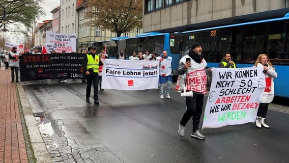 Beschäftigte der Göttinger Uni-Klinik demonstrieren auf einer Straße in der Innenstadt für mehr Lohn. Beschäftigte der Göttinger Uni-Klinik demonstrieren auf einer Straße in der Innenstadt für mehr Lohn. © NDR Foto: Jens Klemp