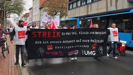 Beschäftigte der Göttinger Uniklinik demonstrieren auf einer Straße in der Innenstadt für mehr Lohn. © NDR Foto: Jens Klemp