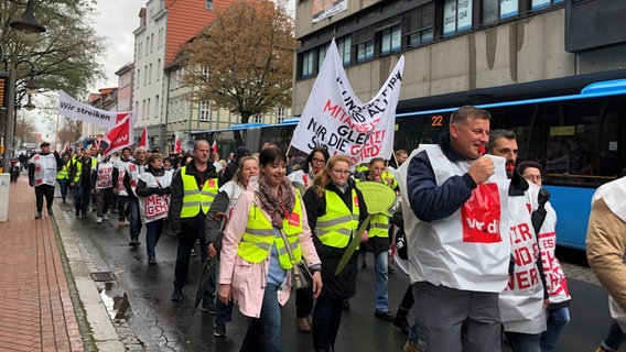 Beschäftigte der Göttinger Uniklinik demonstrieren in der Innenstadt für mehr Lohn. © NDR Foto: Jens Klemp