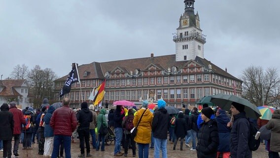 Menschen nehmen an einer Kundgebung gegen Rechtsextremismus in Wolfenbüttel teil. © NDR Foto: Henning Laabs