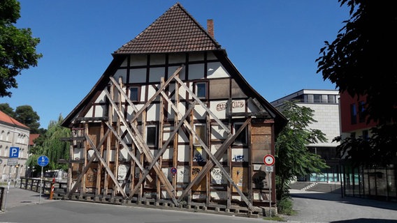 Balken stützen die Stockleffmühle in Göttingen. © NDR Foto: Wieland Gabcke