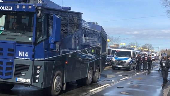 Wasserwerfer und zahlreiche Einsatzfahrzeuge der Polizei © NDR Foto: Patrick Halatsch