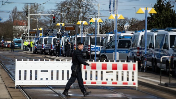 Zahlreiche Einsatzfahrzeuge der Polizei stehen in der Nähe des Stadions von Eintracht Braunschweig. © dpa Foto: Swen Pförtner