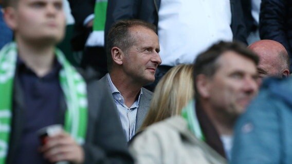 Der Vorstandsvorsitzende der Volkswagen AG, Herbert Diess, sitzt bei einem Fußballspiel des VfL Wolfsburg auf der Tribüne in der Volkswagen Arena. © picture alliance/augenklick/firo Sportphoto/Fabian Simons Foto: Fabian Simons