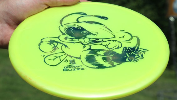 Eine neongelbe Discgolf-Scheibe. © NDR Foto: Tino Nowitzki