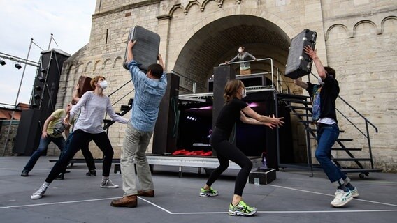 Schauspieler proben vor der Stiftskirche für die Gandersheimer Domfestspiele. © dpa-Bildfunk Foto: Swen Pförtner