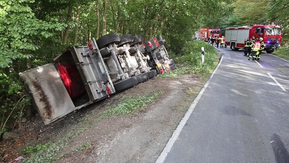 Ein Lkw liegt bei Dransfeld im Straßengraben. © TeleNewsNetwork 